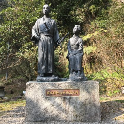 龍馬とおりょうの銅像